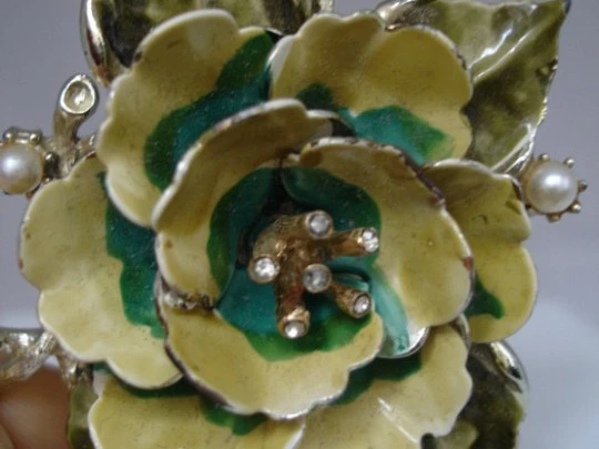 Broche Coro. Metal dorado. Esmalte tricolor. Pedrería. 1930