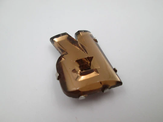 Broche de clip para mujer. Cristal dorado y metal plateado. Letra R. Europa. 1940
