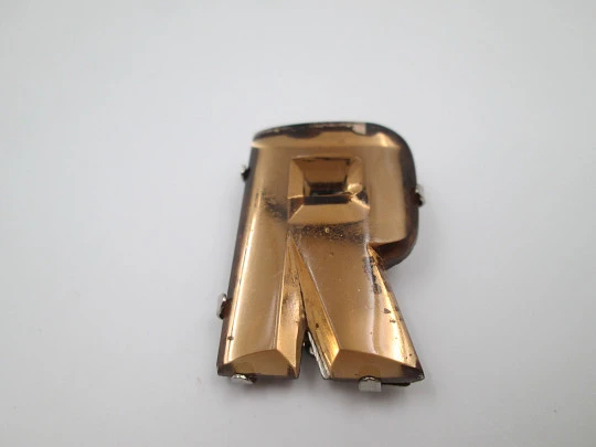 Broche de clip para mujer. Cristal dorado y metal plateado. Letra R. Europa. 1940