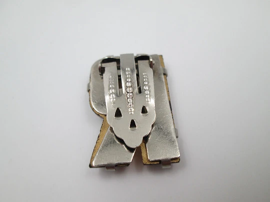 Broche de clip para mujer. Cristal dorado y metal plateado. Letra R. Europa. 1940