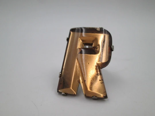 Broche de clip para mujer. Cristal dorado y metal plateado. Letra R. Europa. 1940