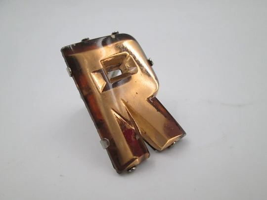 Broche de clip para mujer. Cristal dorado y metal plateado. Letra R. Europa. 1940