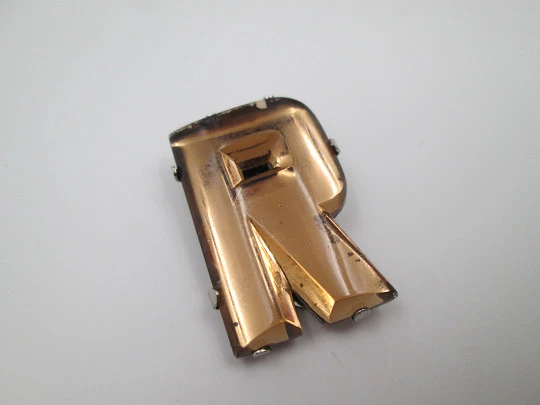 Broche de clip para mujer. Cristal dorado y metal plateado. Letra R. Europa. 1940