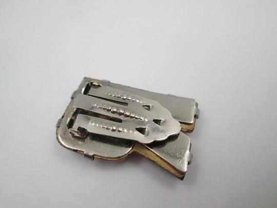 Broche de clip para mujer. Cristal dorado y metal plateado. Letra R. Europa. 1940