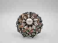 Broche espiral mujer. Oro 18k y plata de ley. Perlas, esmeraldas y diamantes. 1930