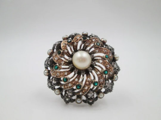 Broche espiral mujer. Oro 18k y plata de ley. Perlas, esmeraldas y diamantes. 1930