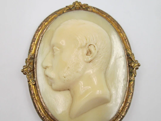 Broche / guardapelo busto Alfonso XII. Celuloide y metal dorado. 1880