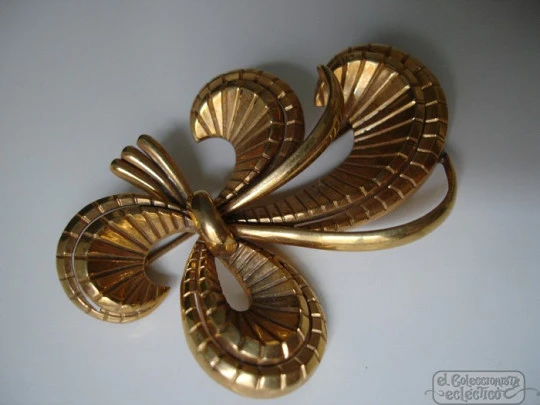 Broche joyería de fantasía. Metal dorado. Doble lazo. Años 70