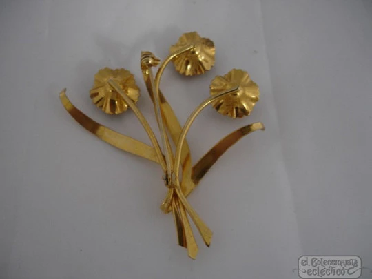 Broche joyería de fantasía. Metal dorado. Tres rosas. Años 70