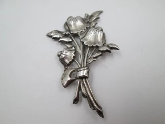 Broche joyería mujer. Flor con hojas. Plata de ley. Años 60. Truart. USA