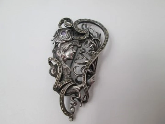 Broche mujer dama modernista. Plata de ley, perlas y amatista. 1970. Europa