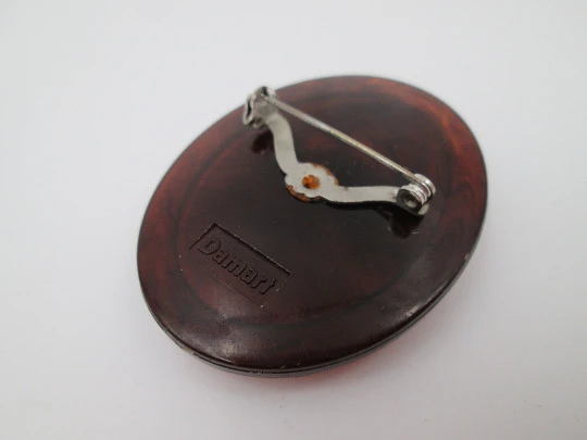Broche mujer Damart con camafeo femenino. Celuloide Lucite. Prendedor metal. 1980