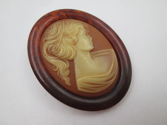 Broche mujer Damart con camafeo femenino. Celuloide Lucite. Prendedor metal. 1980