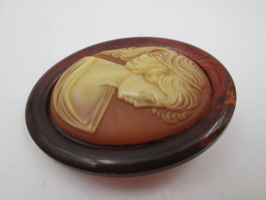 Broche mujer Damart con camafeo femenino. Celuloide Lucite. Prendedor metal. 1980