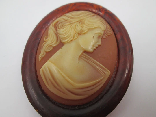 Broche mujer Damart con camafeo femenino. Celuloide Lucite. Prendedor metal. 1980