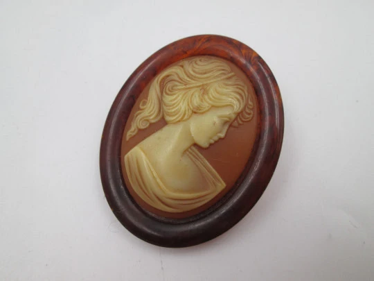 Broche mujer Damart con camafeo femenino. Celuloide Lucite. Prendedor metal. 1980