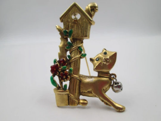 Broche mujer Danecraft. Gato y casa de pájaro. Metal dorado. Estados Unidos. 1950