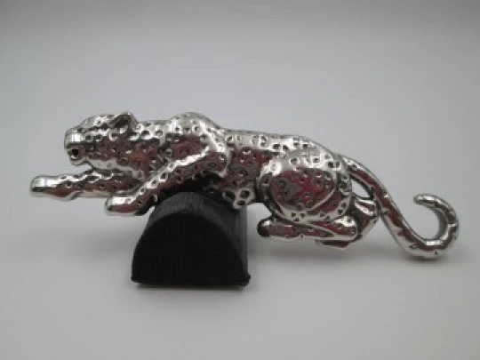 Broche mujer leopardo. Plata de ley 925. Decoración martelé. Europa. 1970