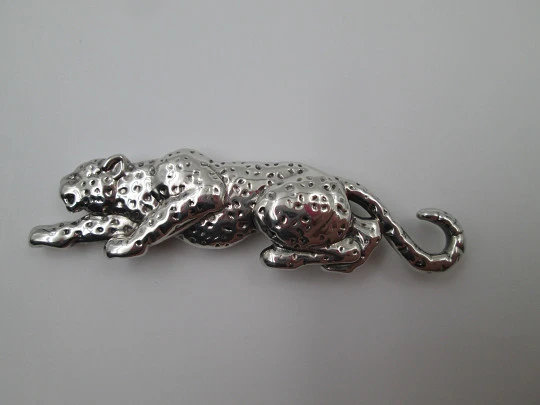 Broche mujer leopardo. Plata de ley 925. Decoración martelé. Europa. 1970