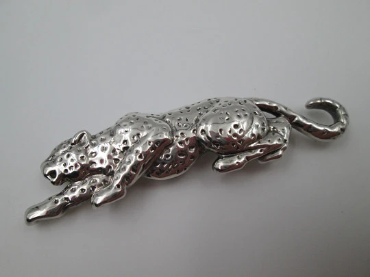 Broche mujer leopardo. Plata de ley 925. Decoración martelé. Europa. 1970