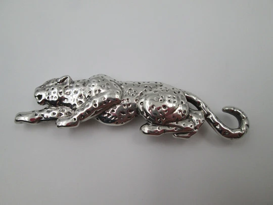 Broche mujer leopardo. Plata de ley 925. Decoración martelé. Europa. 1970