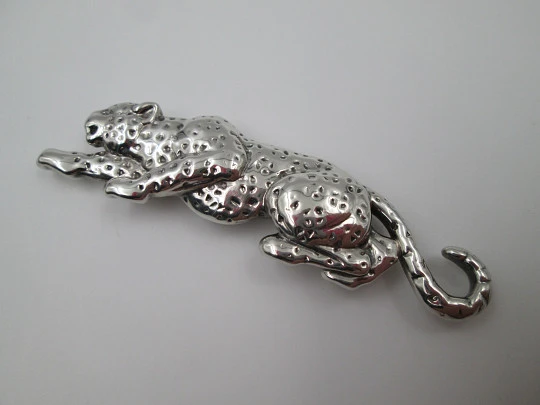 Broche mujer leopardo. Plata de ley 925. Decoración martelé. Europa. 1970