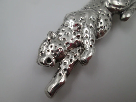 Broche mujer leopardo. Plata de ley 925. Decoración martelé. Europa. 1970