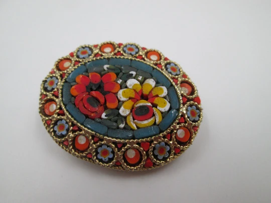 Broche mujer micromosaico. Metal dorado y piedras colores. Italia. 1960