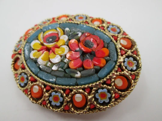 Broche mujer micromosaico. Metal dorado y piedras colores. Italia. 1960