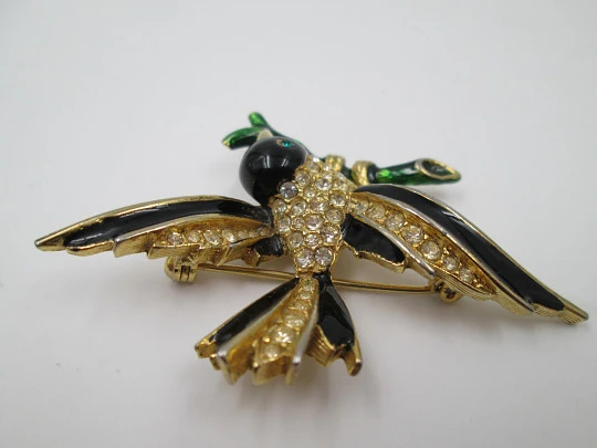 Broche mujer pájaro. Metal dorado, strass y esmaltes color. Estados Unidos. 1950