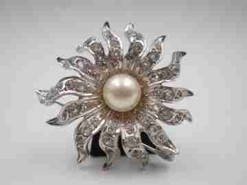 Broche mujer sol. Plata de ley 925, gemas blancas y perla central. Europa. 1970
