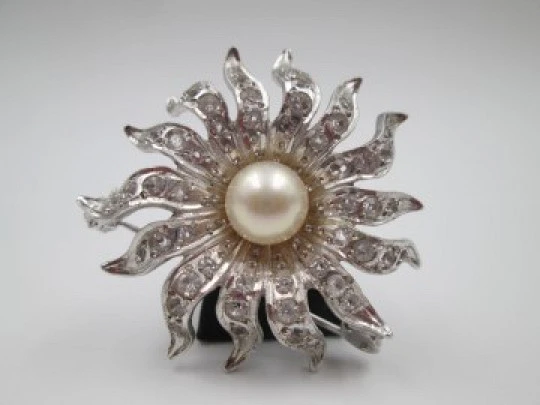 Broche mujer sol. Plata de ley 925, gemas blancas y perla central. Europa. 1970