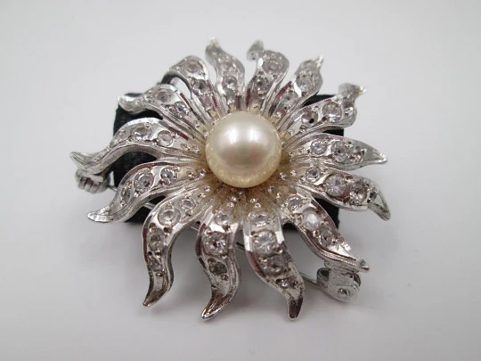 Broche mujer sol. Plata de ley 925, gemas blancas y perla central. Europa. 1970