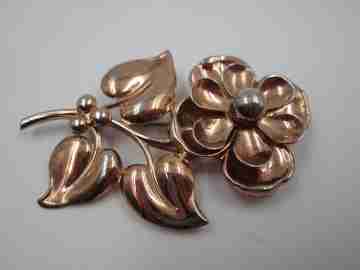 Broche mujer. Flor con hojas. Plata de ley vermeil. Años 60. Europa
