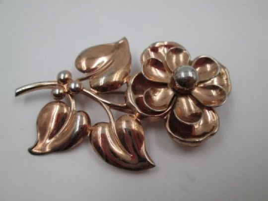 Broche mujer. Flor con hojas. Plata de ley vermeil. Años 60. Europa