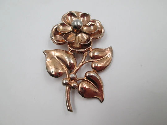 Broche mujer. Flor con hojas. Plata de ley vermeil. Años 60. Europa