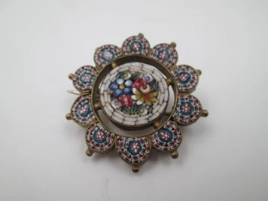 Broche mujer. Metal dorado y piedras colores. Italia. Micromosaico. 1960