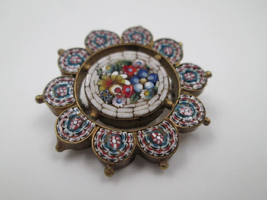 Broche mujer. Metal dorado y piedras colores. Italia. Micromosaico. 1960