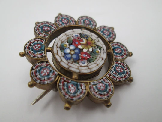 Broche mujer. Metal dorado y piedras colores. Italia. Micromosaico. 1960