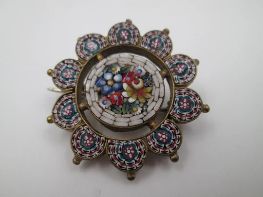 Broche mujer. Metal dorado y piedras colores. Italia. Micromosaico. 1960