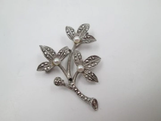 Broche mujer. Plata 800 milésimas, marquesitas y perlas. Rama con hojas