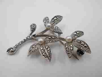 Broche mujer. Plata 800 milésimas, marquesitas y perlas. Rama con hojas