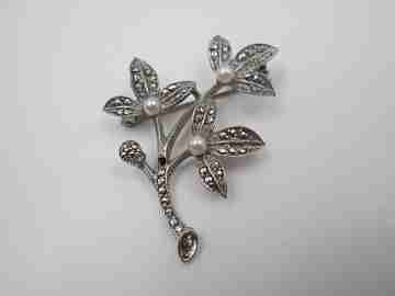 Broche mujer. Plata 800 milésimas, marquesitas y perlas. Rama con hojas