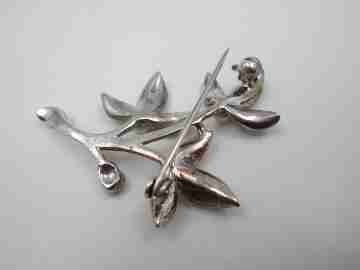 Broche mujer. Plata 800 milésimas, marquesitas y perlas. Rama con hojas