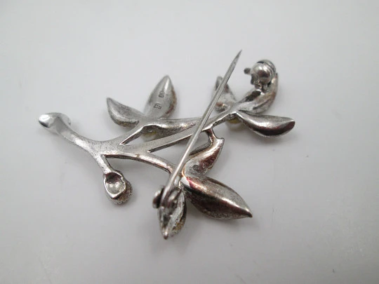 Broche mujer. Plata 800 milésimas, marquesitas y perlas. Rama con hojas