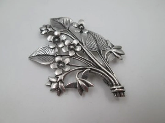 Broche mujer. Plata de ley 925. Rama con flores y hojas. Europa. 1960