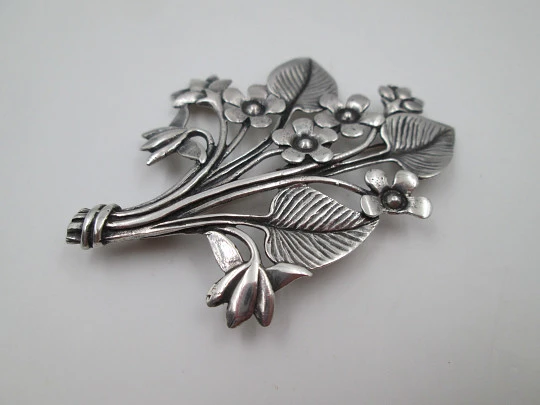 Broche mujer. Plata de ley 925. Rama con flores y hojas. Europa. 1960