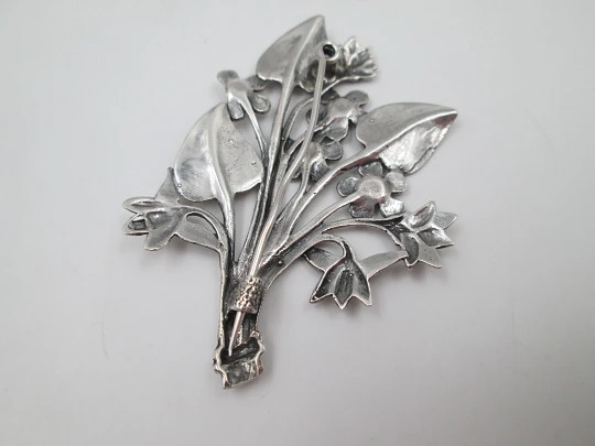 Broche mujer. Plata de ley 925. Rama con flores y hojas. Europa. 1960