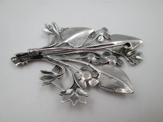 Broche mujer. Plata de ley 925. Rama con flores y hojas. Europa. 1960