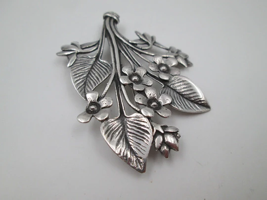 Broche mujer. Plata de ley 925. Rama con flores y hojas. Europa. 1960